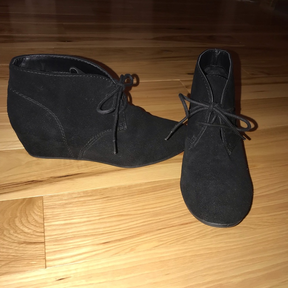 Black, lace up, heeled ankle boots!